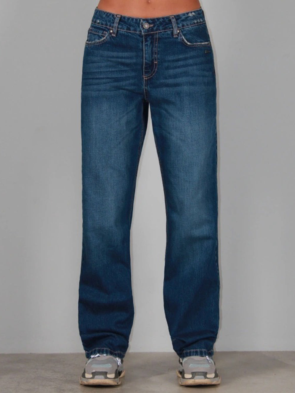 Low-Rise Straight Jeans - One Color — 2